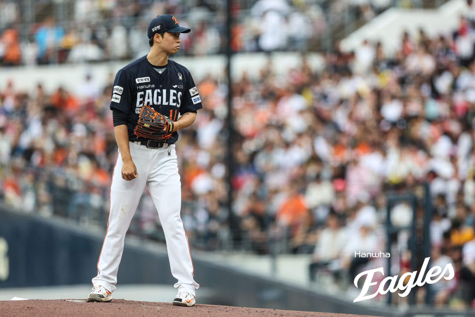 6일 오후 광주-KIA챔피언스필드에서 열린 '2025 신한 SOL Bank KBO리그' 한화 이글스와 KIA 타이거즈의 경기, 한화 선발 엄상백이 투구를 준비하고 있다. 한화 이글스