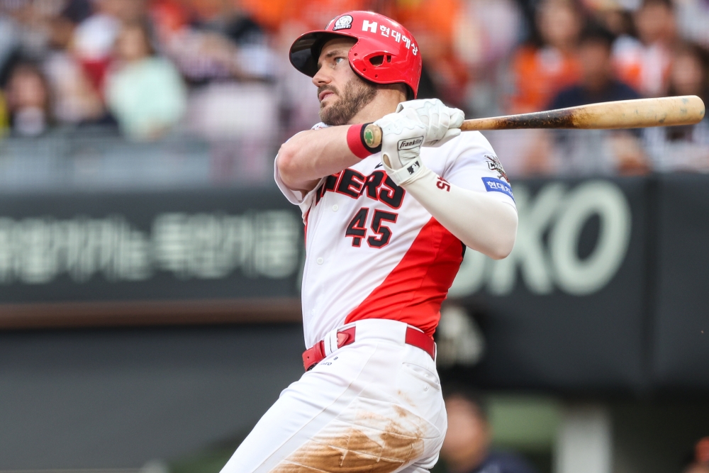 6일 오후 광주-KIA챔피언스필드에서 열린 '2025 신한 SOL Bank KBO리그' 한화 이글스와 KIA 타이거즈의 경기, 7회말 무사 KIA 위즈덤이 1점 홈런을 치고 있다. KIA 타이거즈