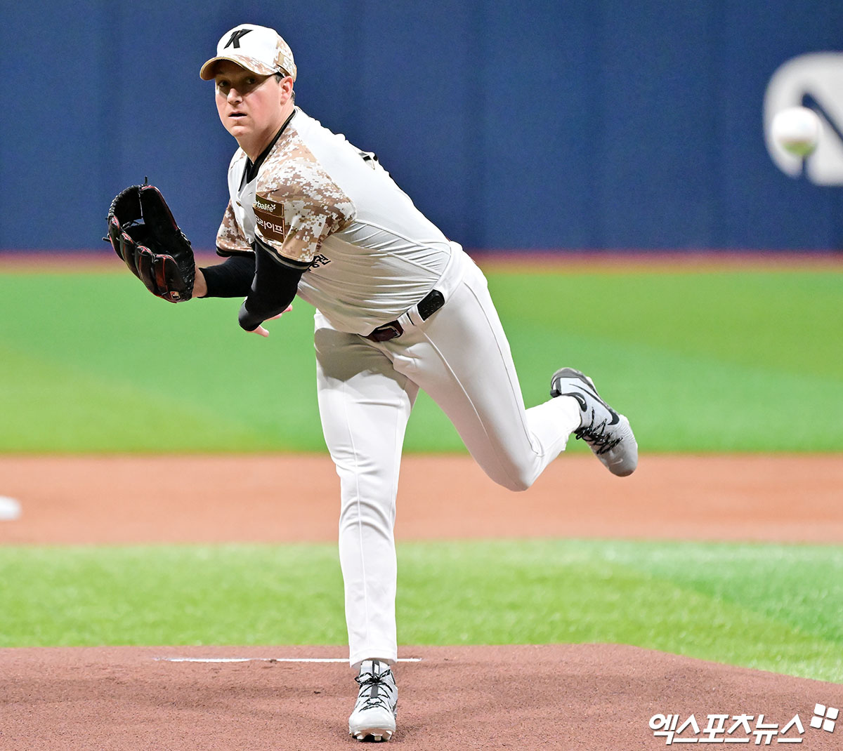 키움 히어로즈 에이스 케니 로젠버그가 6일 서울 고척스카이돔에서 열린 2025 신한 SOL Bank KBO리그 LG 트윈스와의 팀 간 7차전에 선발등판, 5이닝 1실점을 기록했다. 사진 김한준 기자