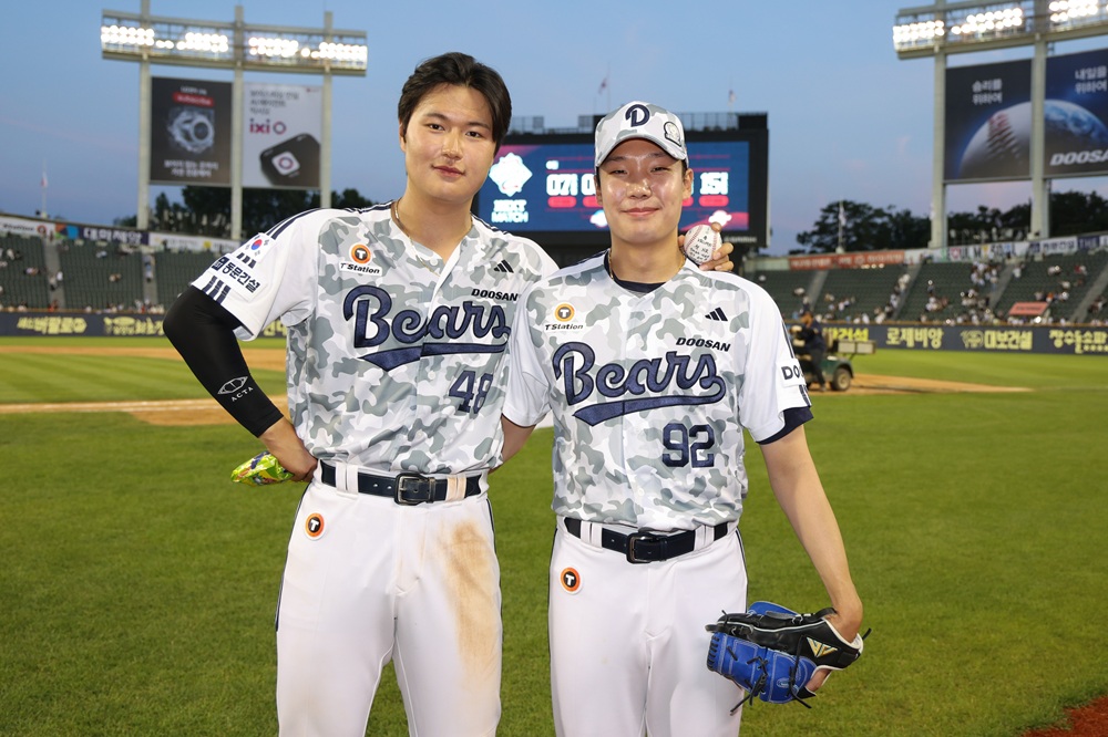 왼쪽부터 두산 베어스 김동준, 양재훈. 6일 잠실 롯데 자이언츠전에서 각각 데뷔 첫 홈런, 첫 세이브를 기록했다. 두산 베어스
