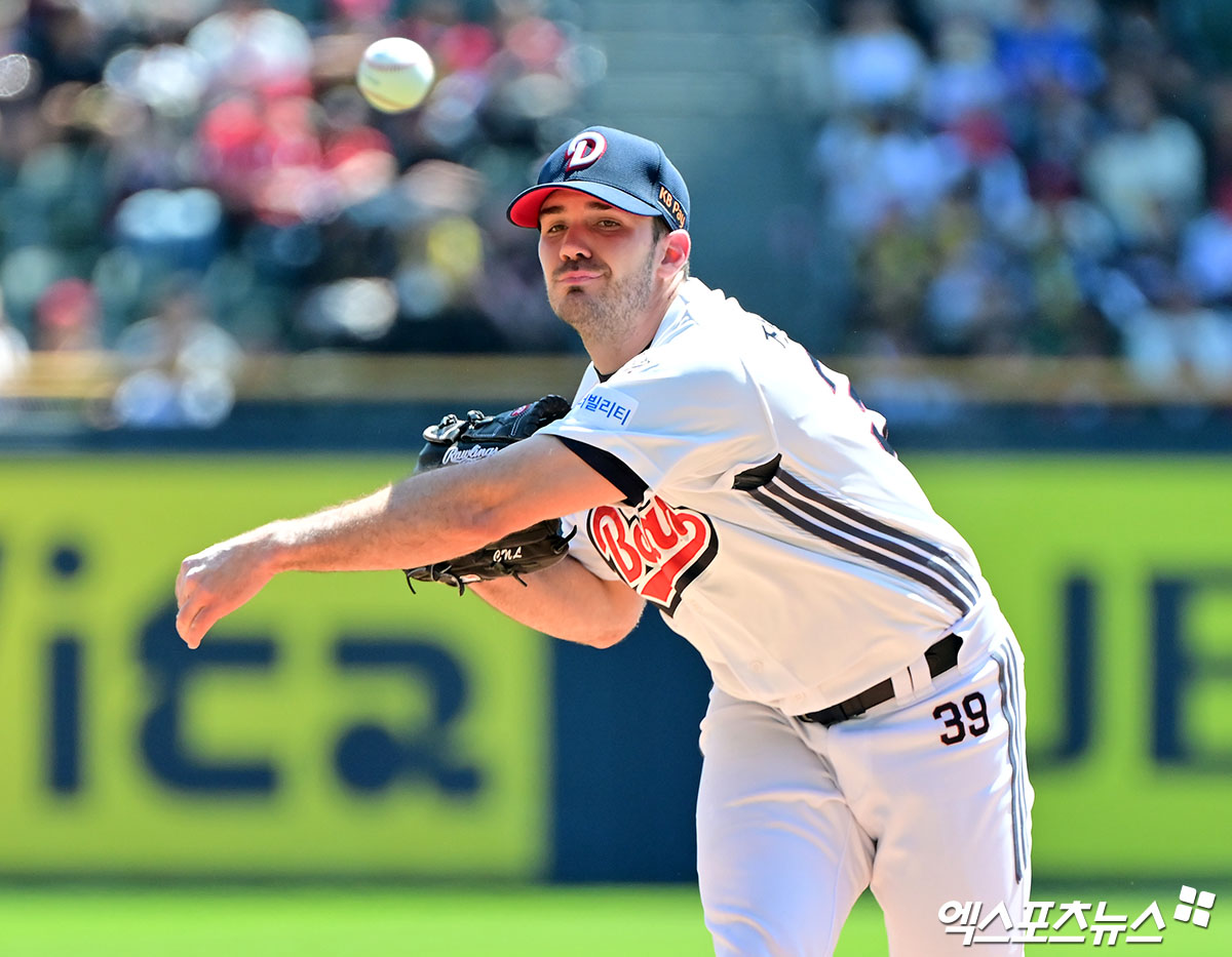 두산 베어스 선발투수 잭로그가 경기에 등판해 투구하고 있다. 엑스포츠뉴스 DB