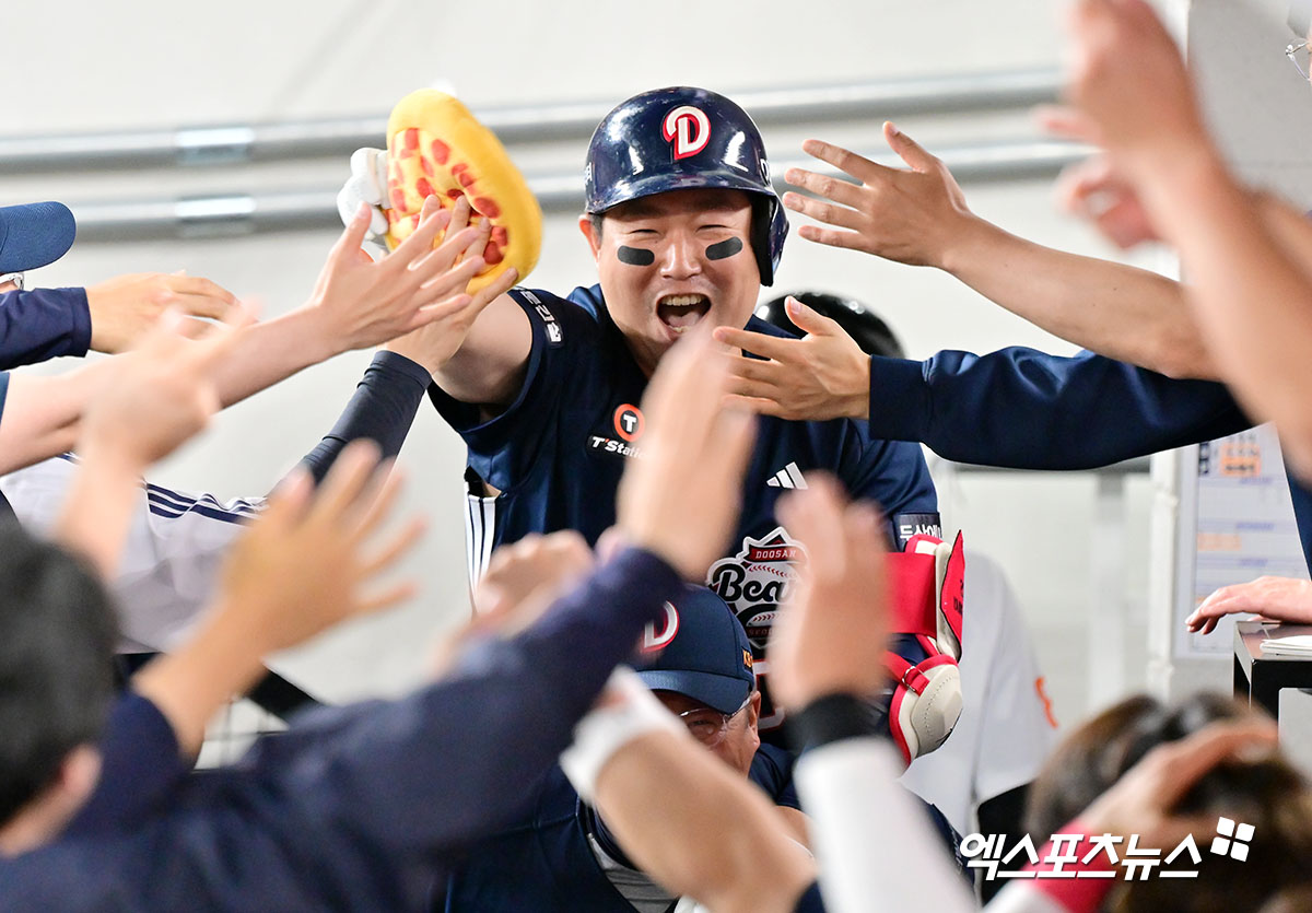 두산 베어스 양의지가 경기에 출전해 홈런을 친 뒤 축하 받고 있다. 엑스포츠뉴스 DB