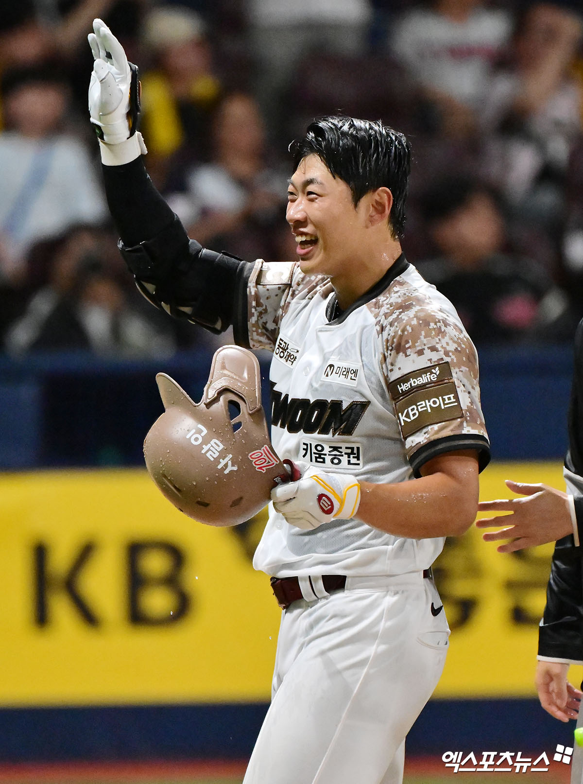 키움 히어로즈 캡틴 송성문이 6일 서울 고척스카이돔에서 열린 2025 신한 SOL Bank KBO리그 LG 트윈스와의 팀 간 7차전에서 연장 10회말 끝내기 홈런을 기록, 팀 3연승을 이끌었다. 사진 김한준 기자