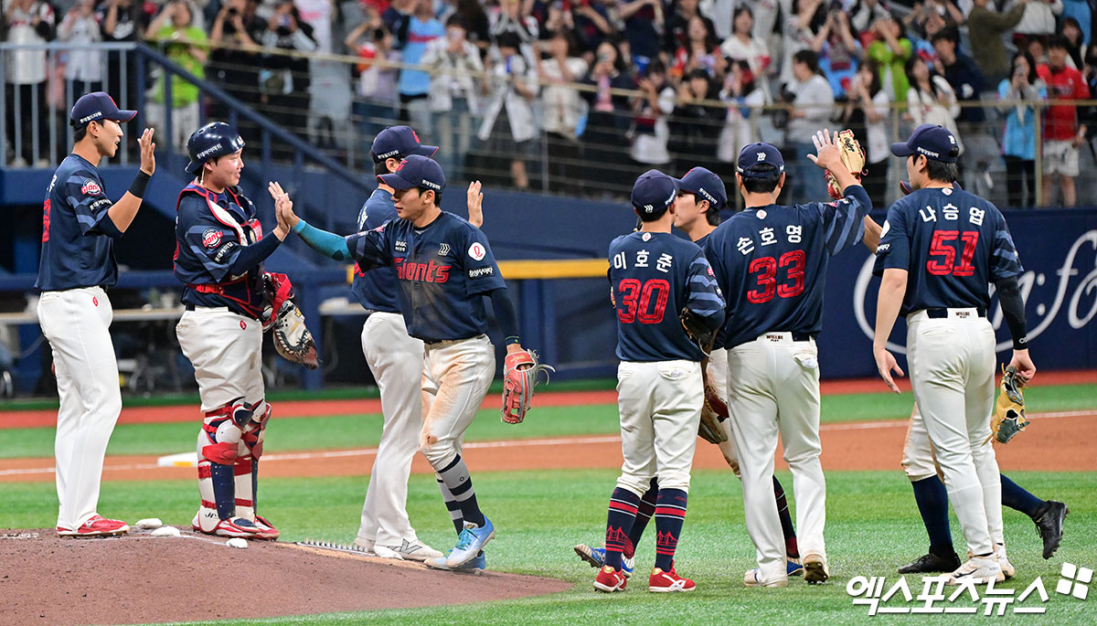 롯데 자이언츠 선수들이 경기 종료 후 세리머니하고 있다. 엑스포츠뉴스 DB