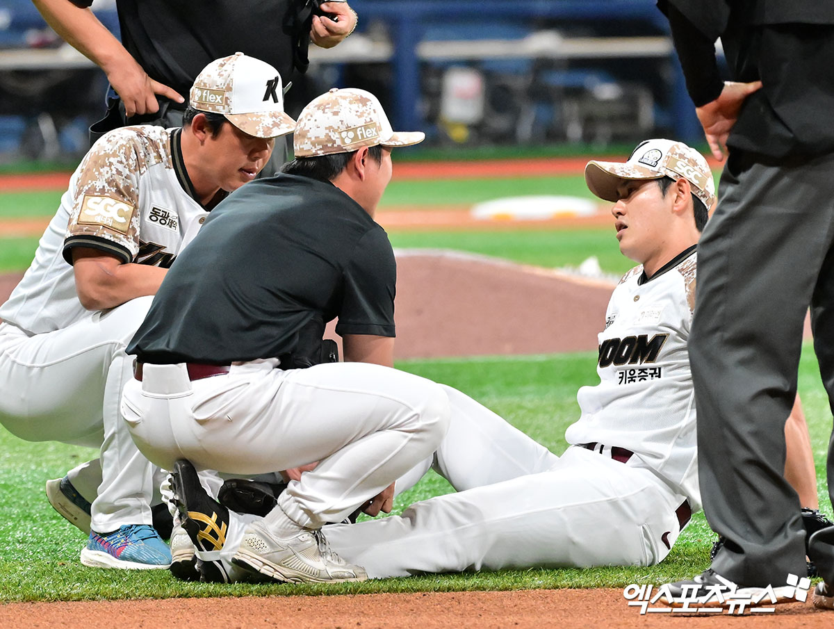 키움 히어로즈 우완 조영건(오른쪽)이 6일 서울 고척스카이돔에서 열린 2025 신한 SOL Bank KBO리그 LG 트윈스와의 팀 간 7차전에서 연장 10회초 선두타자 오스틴 딘의 타구에 오른 발목을 맞는 돌발상황 속에서도 이닝을 무실점으로 막는 투혼을 발휘했다. 사진 김한준 기자