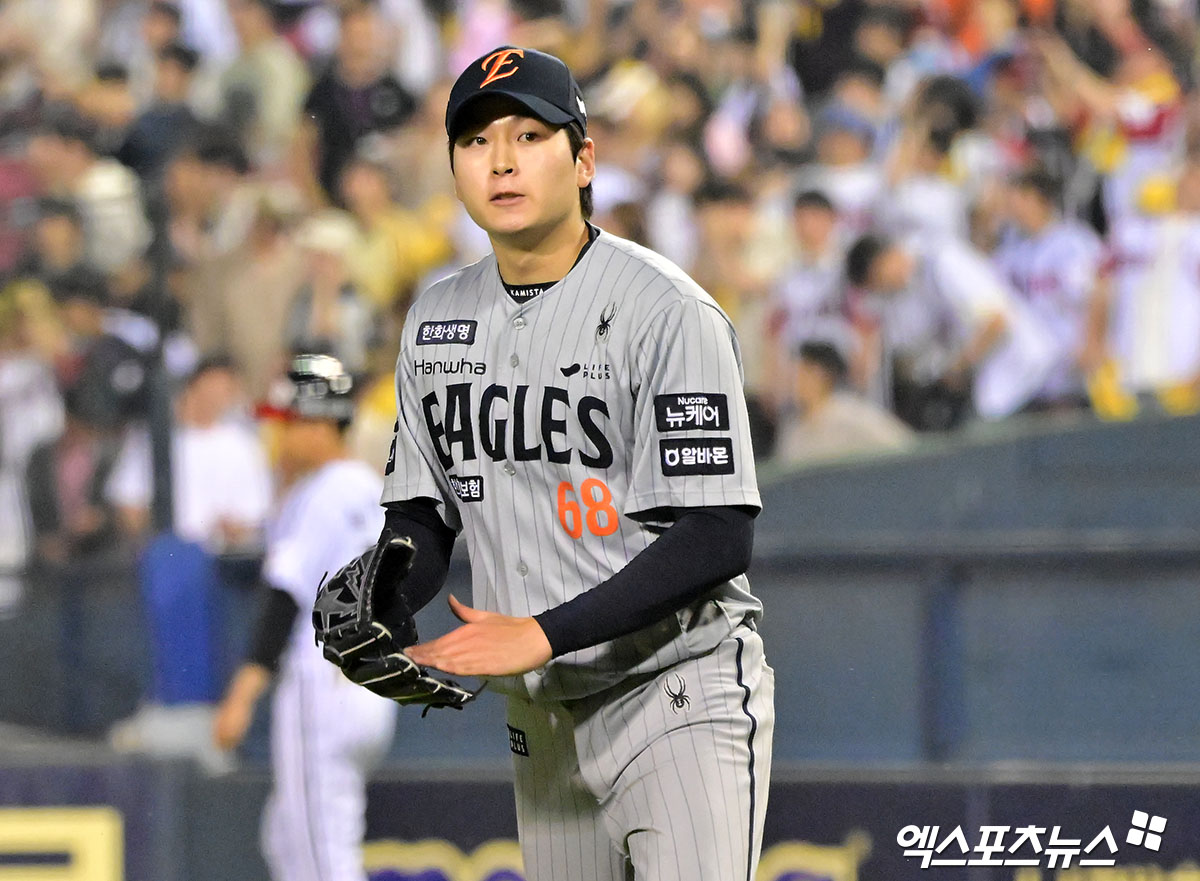 27일 오후 서울 송파구 잠실야구장에서 열린 '2025 신한 SOL Bank KBO리그' 한화 이글스와 LG 트윈스의 경기, 7회말 수비를 마친 한화 조동욱이 기뻐하고 있다. 엑스포츠뉴스 DB