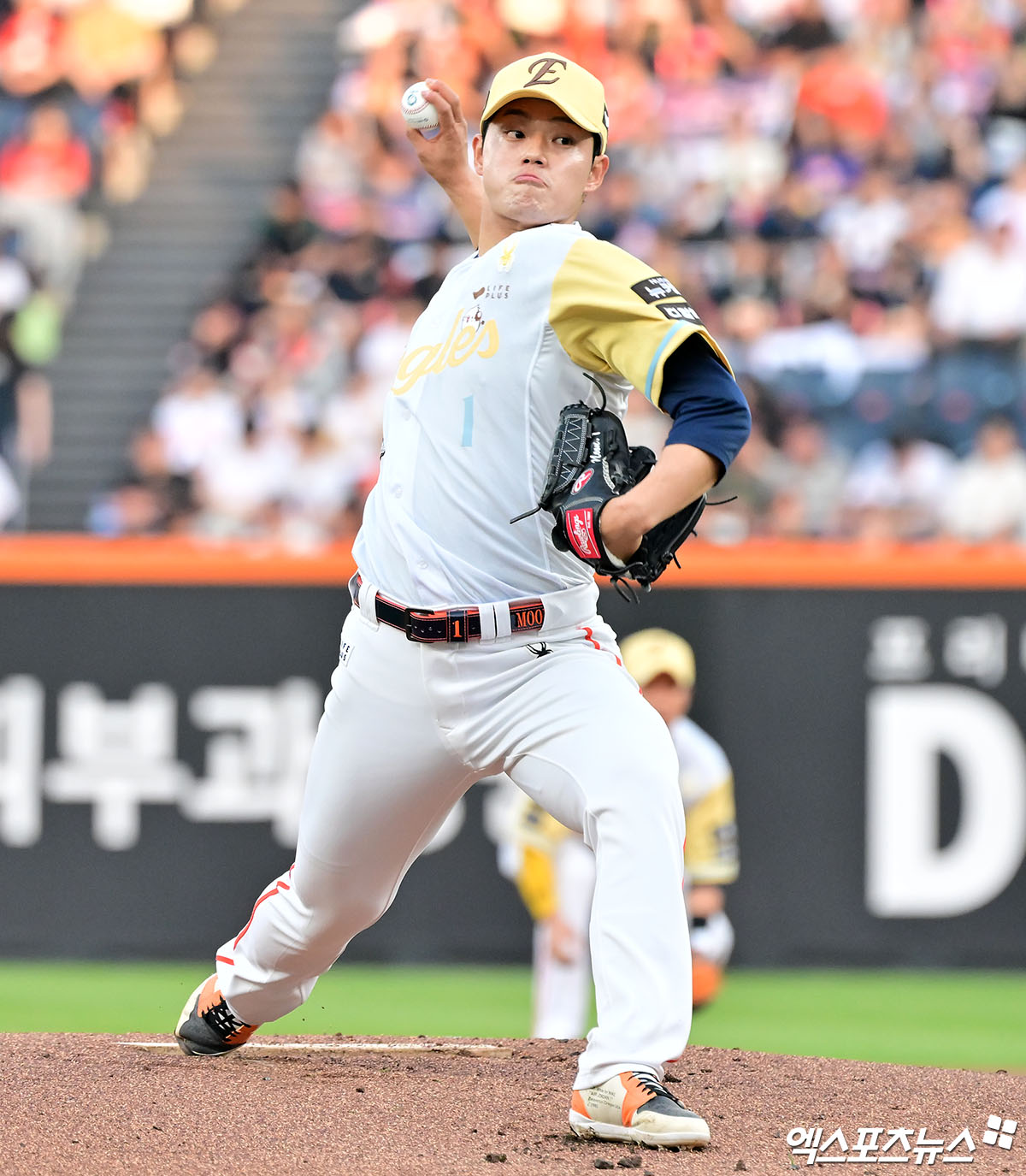 14일 오후 대전 한화생명 볼파크에서 열린 '2025 신한 SOL Bank KBO리그' 두산 베어스와 한화 이글스의 경기, 1회초 한화 선발투수 문동주가 공을 힘차게 던지고 있다. 엑스포츠뉴스 DB