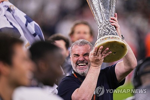 토트넘 홋스퍼가 결국 결단을 내렸다. 17년 무관을 끊은 안지 포스테코글루 감독과 갈라섰다.   토트넘은 7일(한국시간) 구단 홈페이지를 통해 포스테코글루 감독과 결별한다고 결정했다고 발표했다. 두 시즌만의 결별이다. 연합뉴스