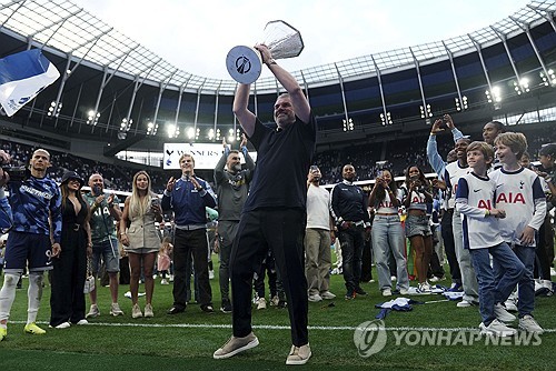 토트넘 홋스퍼가 결국 결단을 내렸다. 17년 무관을 끊은 안지 포스테코글루 감독과 갈라섰다.   토트넘은 7일(한국시간) 구단 홈페이지를 통해 포스테코글루 감독과 결별한다고 결정했다고 발표했다. 두 시즌만의 결별이다. 연합뉴스