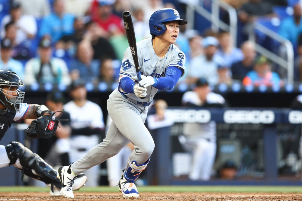 LA 다저스 김혜성이 2025 미국 메이저리그 정규시즌 경기에서 타격하고 있다. 김혜성은 지난 4일 경기 중 자신의 파울 타구에 발목을 맞았고 이후 결장 중이다. AFP 연합뉴스