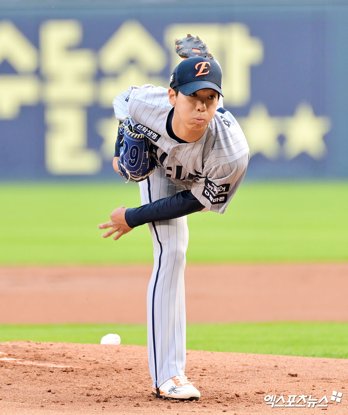 27일 오후 서울 송파구 잠실야구장에서 열린 '2025 신한 SOL Bank KBO리그' 한화 이글스와 LG 트윈스의 경기, 1회말 한화 선발투수 황준서가 공을 힘차게 던지고 있다. 엑스포츠뉴스 DB