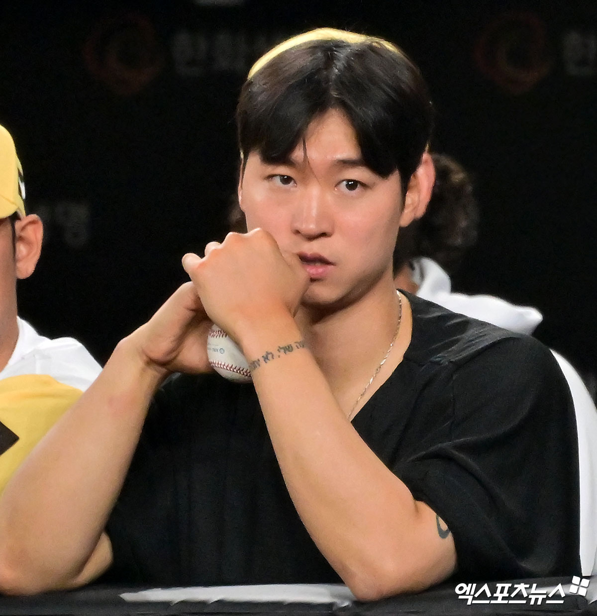 15일 오후 대전 한화생명 볼파크에서 열린 '2025 신한 SOL Bank KBO리그' 두산 베어스와 한화 이글스의 경기, 한화 엄상백이 더그아웃에서 경기를 지켜보고 있다. 엑스포츠뉴스 DB