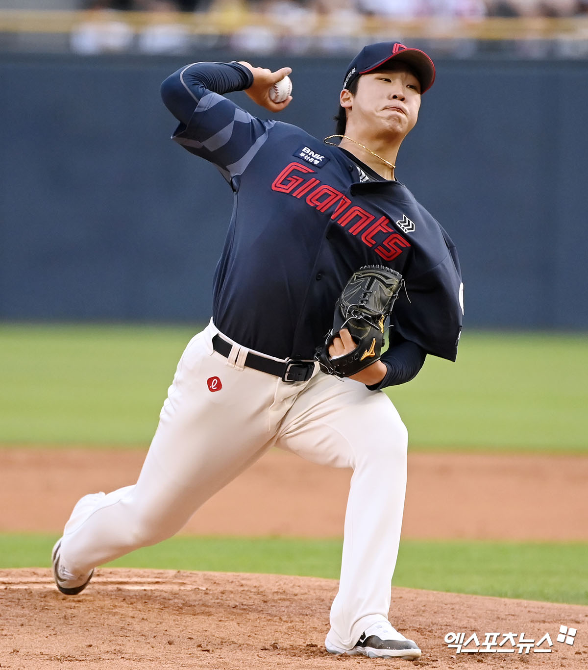 롯데 자이언츠 이민석이 정규시즌 경기에 등판해 투구하고 있다. 엑스포츠뉴스 DB
