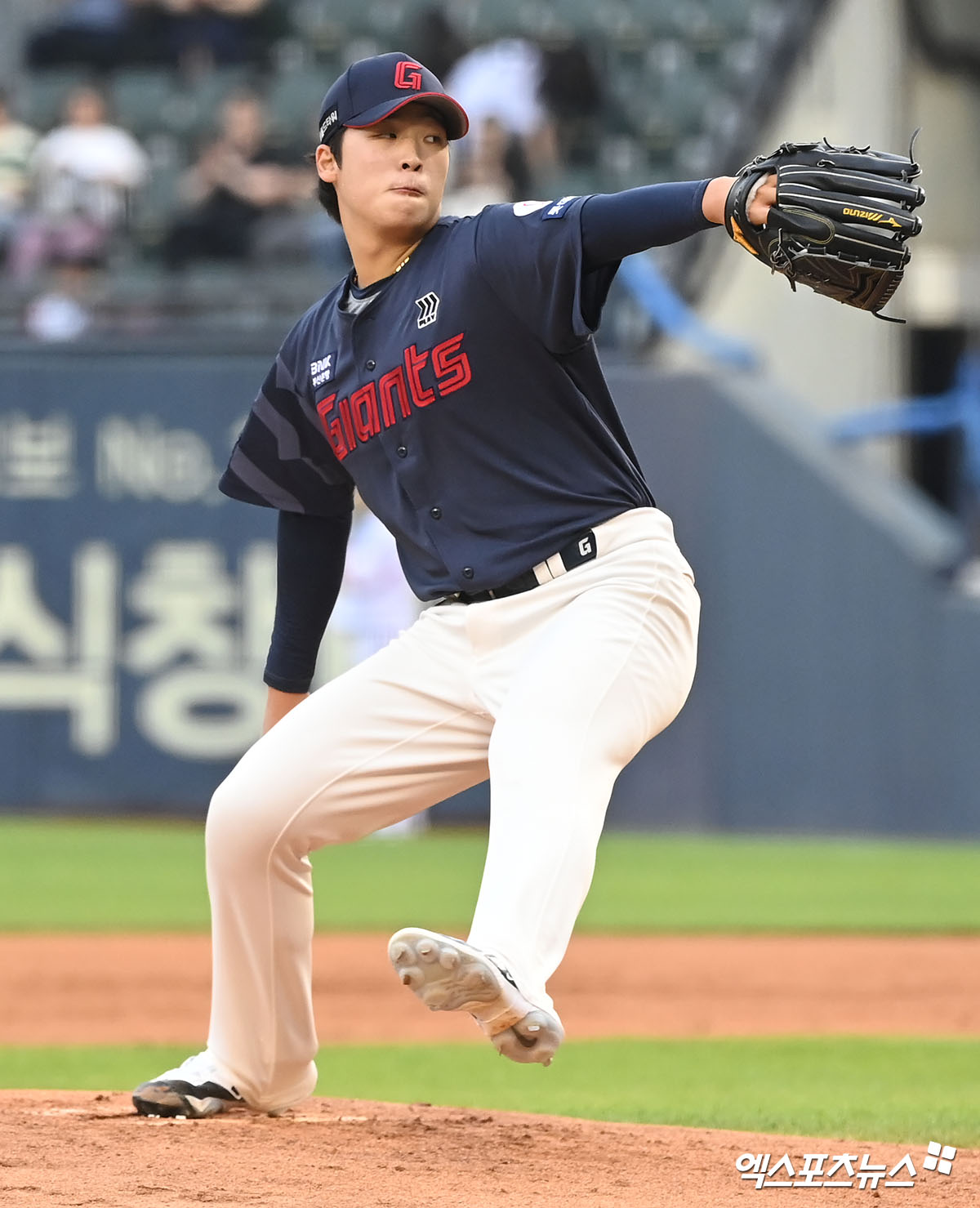 롯데 자이언츠 이민석이 정규시즌 경기에 등판해 투구하고 있다. 엑스포츠뉴스 DB