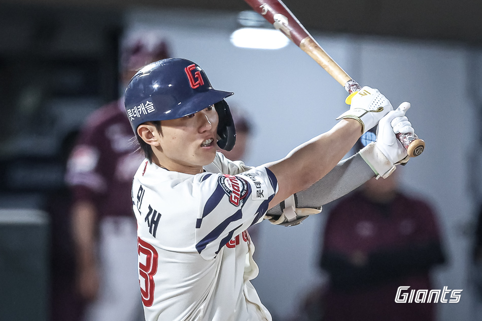 롯데 자이언츠 전민재가 7일 서울 잠실야구장에서 열린 두산 베어스와의 원정경기 도중 오른쪽 눈 불편감으로 교체됐다. 앞서 헤드샷 사구로 다쳤던 부위다. 롯데 자이언츠