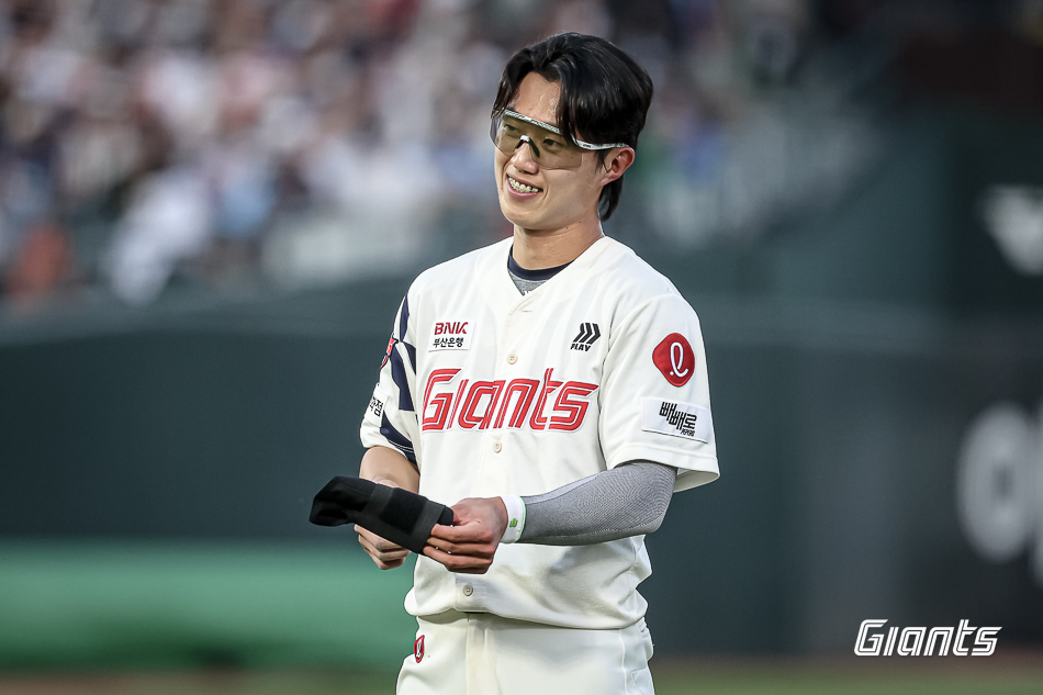 롯데 자이언츠 전민재가 7일 서울 잠실야구장에서 열린 두산 베어스와의 원정경기 도중 오른쪽 눈 불편감으로 교체됐다. 앞서 헤드샷 사구로 다쳤던 부위다. 롯데 자이언츠