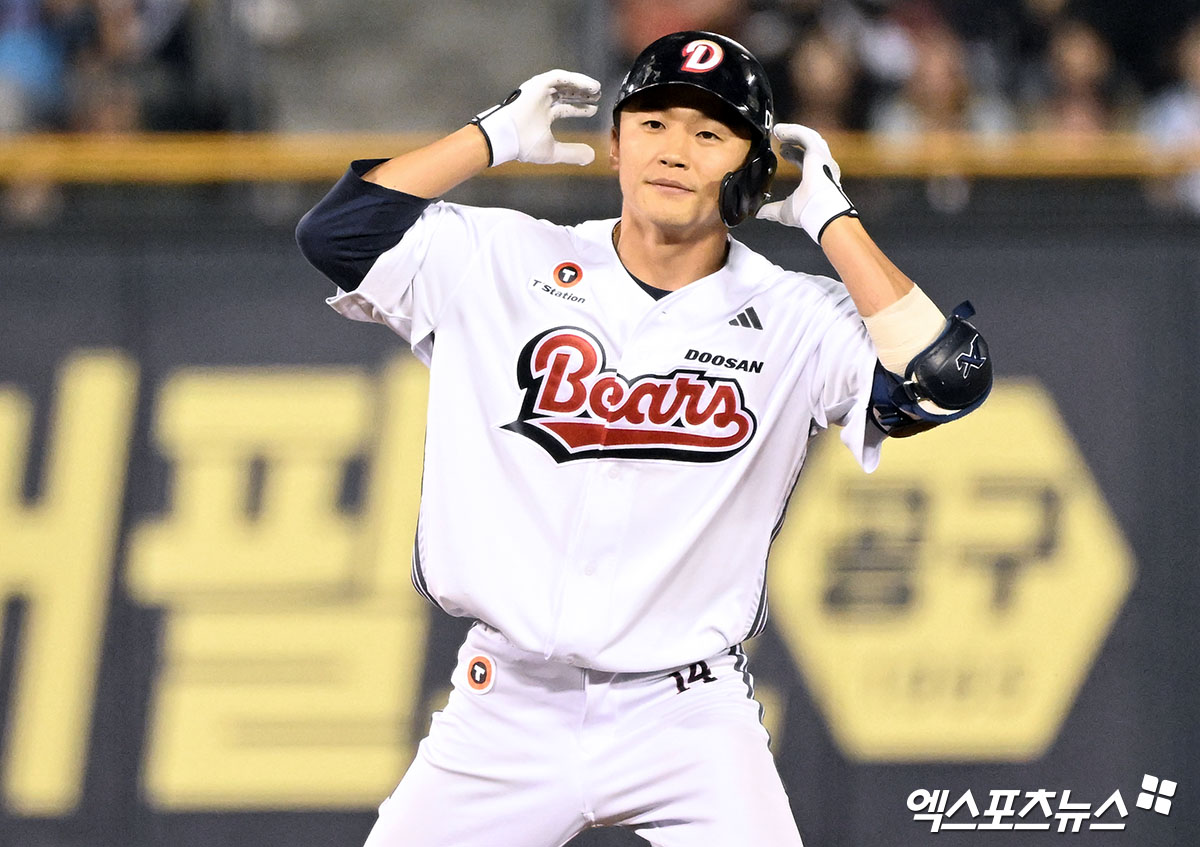 두산 베어스 박계범이 올해 정규시즌 경기에 출전해 세리머니하고 있다. 박계범은 7일 잠실 롯데 자이언츠전에서 경기 중 부상으로 교체됐다. 엑스포츠뉴스 DB