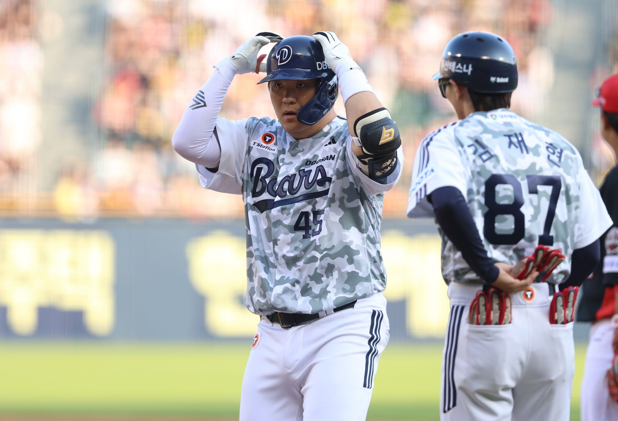 두산 베어스 김기연이 올해 정규시즌 경기에 출전해 세리머니하고 있다. 두산 베어스