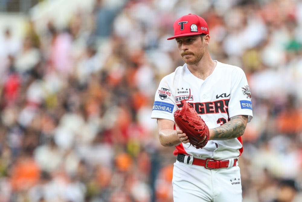 7일 오후 광주-KIA챔피언스필드에서 열린 '2025 신한 SOL Bank KBO리그' 한화 이글스와 KIA 타이거즈의 경기, KIA 선발 올러가 야수들을 향해 박수를 치고 있다. KIA 타이거즈