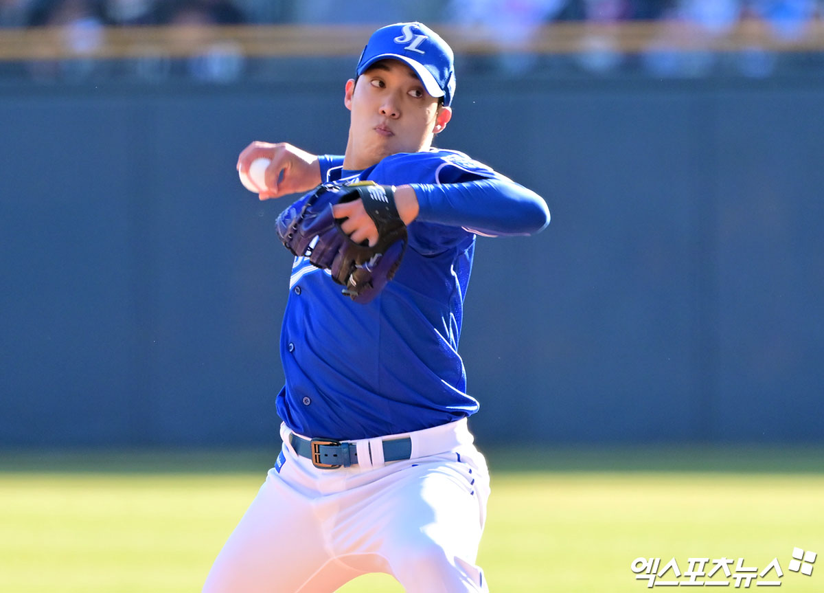 삼성 라이온즈 원태인이 정규시즌 경기에 등판해 투구하고 있다. 원태인은 휴식 차원에서 7일 엔트리에서 말소됐다. 엑스포츠뉴스 DB