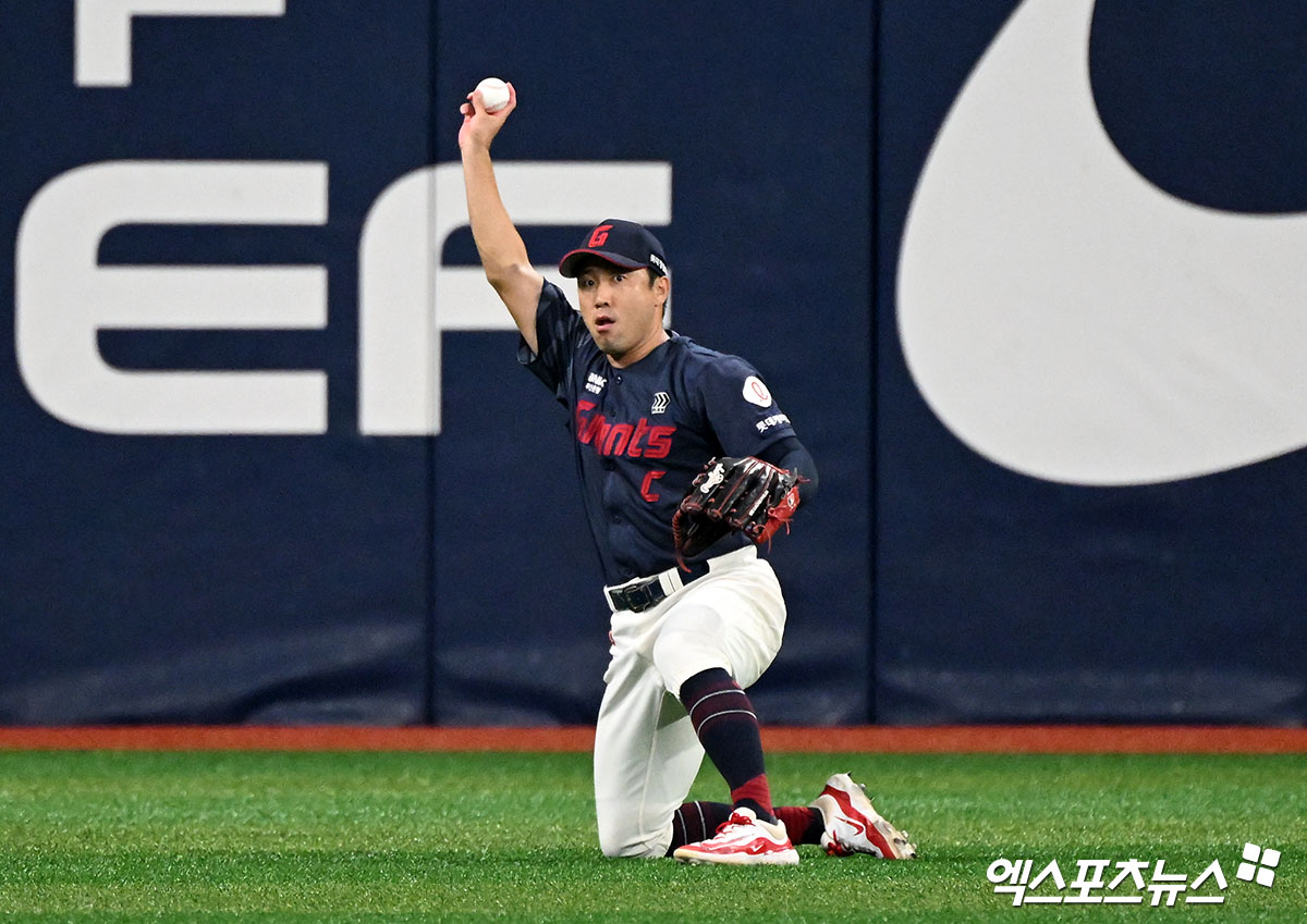 롯데 자이언츠 전준우가 정규시즌 경기에 출전해 타구를 잡아낸 뒤 공을 보여주고 있다. 엑스포츠뉴스 DB
