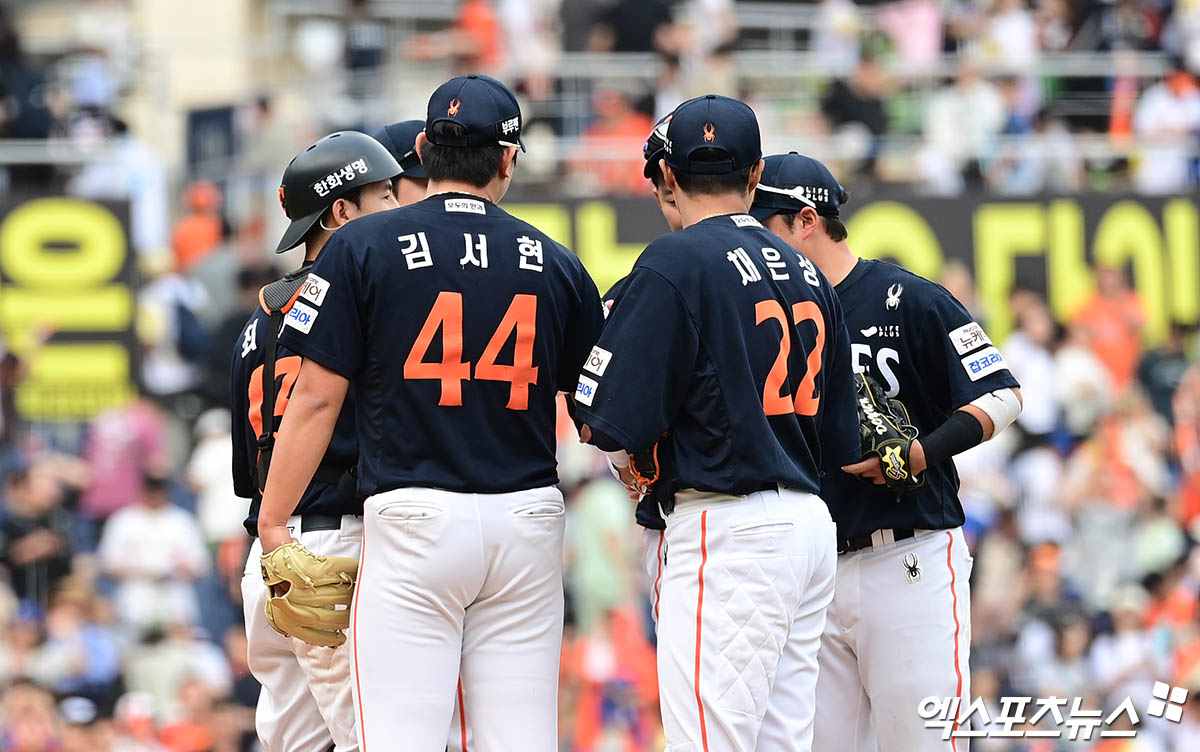 31일 오후 경상남도 창원NC파크에서 열린 '2025 신한 SOL Bank KBO리그' 한화 이글스와 NC 다이노스의 경기, 한화가 9회초 6득점 빅이닝을 만들며 9:6의 스코어로 승리, 위닝 시리즈를 확보했다.  경기 종료 후 한화 선수들이 승리의 기쁨을 나누고 있다. 엑스포츠뉴스 DB