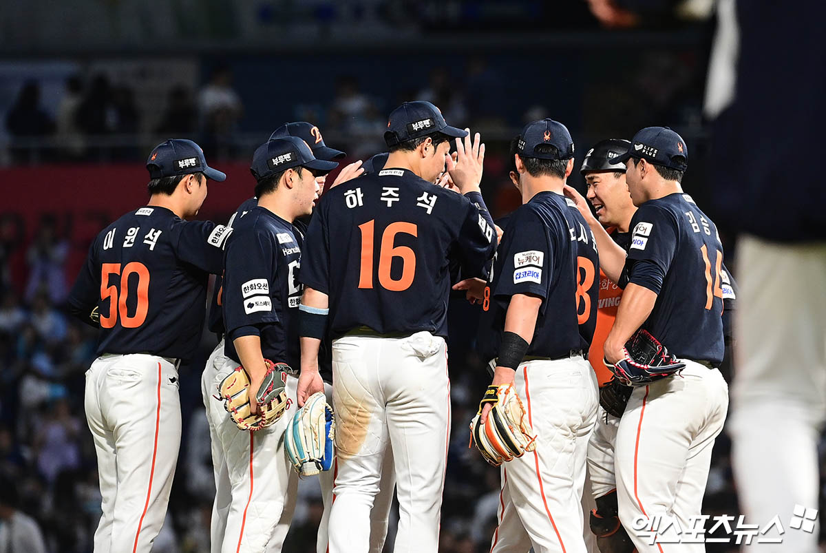 30일 오후 경상남도 창원NC파크에서 열린 '2025 신한 SOL Bank KBO리그' 한화 이글스와 NC 다이노스의 경기, 한화가 선발투수 류현진의 6이닝 1실점 호투와 타선의 활약에 힘입어 7:1의 스코어로 승리했다.  경기 종료 후 한화 선수들이 승리의 기쁨을 나누고 있다. 엑스포츠뉴스 DB