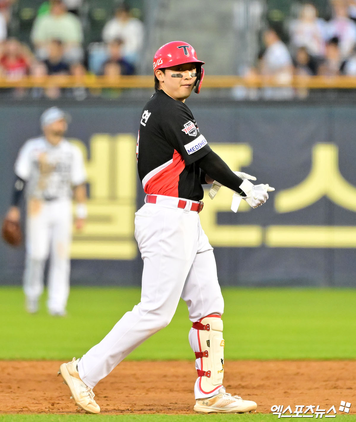 3일 오후 서울 송파구 잠실야구장에서 열린 '2025 신한 SOL Bank KBO리그' KIA 타이거즈와 두산 베어스의 경기, 8회초 1사 2루 KIA 윤도현이 1타점 적시타를 날린 후 2루까지 진루하며 타임을 요청하고 있다. 엑스포츠뉴스 DB