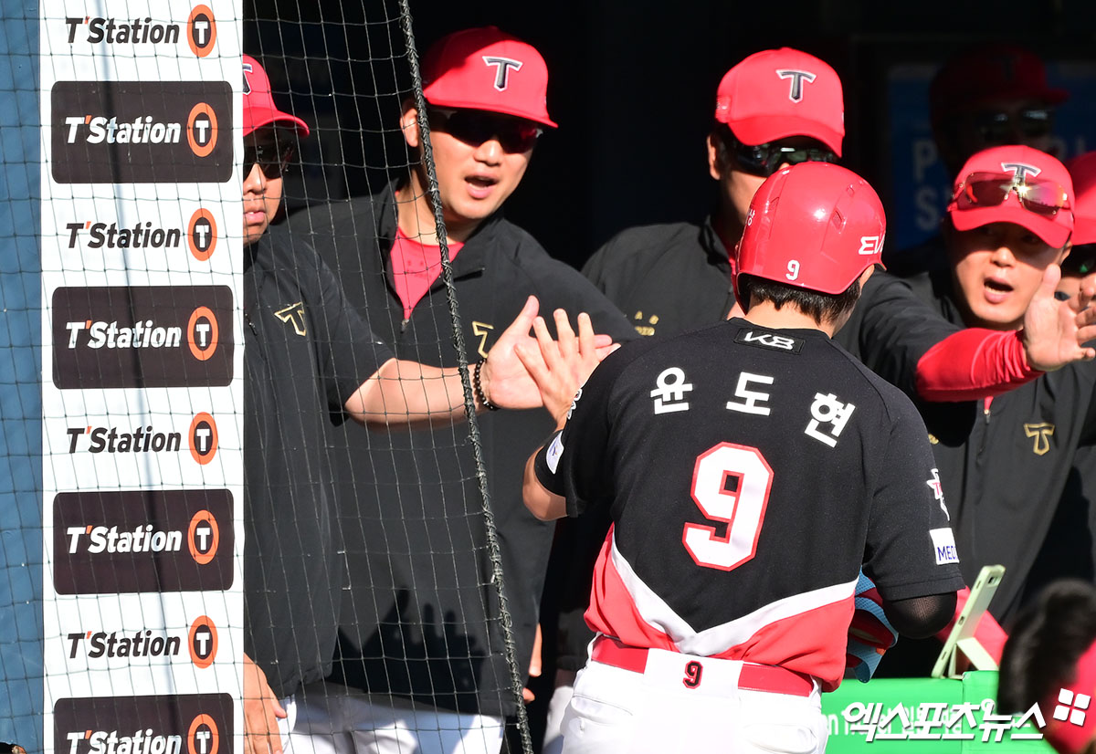 3일 오후 서울 송파구 잠실야구장에서 열린 '2025 신한 SOL Bank KBO리그' KIA 타이거즈와 두산 베어스의 경기, 1회초 1사 만루 KIA 황대인이 1타점 희생플라이때 윤도현이 득점에 성공하고 있다. 엑스포츠뉴스 DB