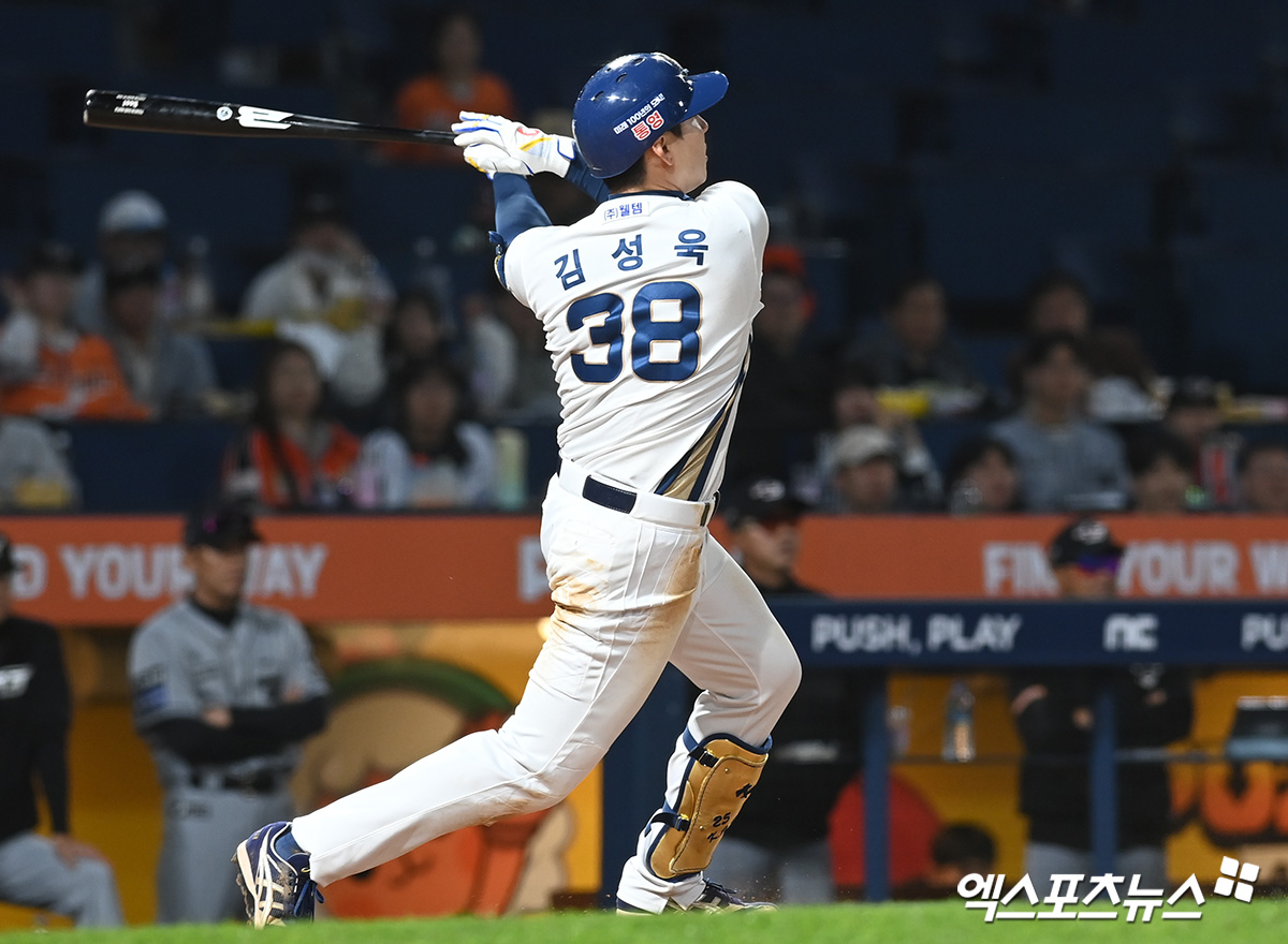 SSG 랜더스가 NC 다이노스와 7일 트레이드에 합의했다. NC에 2026 KBO 신인 드래프트 4라운드 지명권과 현금 5천만원을 넘기는 조건으로 외야수 김성욱을 영입했다. 김성욱은 2013년 1군 데뷔 이후 통산 2178타수 516안타 타율 0.237 78홈런 293타점 64도루 360득점 출루율 0.310 장타율 0.398을 기록했다. SSG는 즉시 전력감을 확보하기 위해 트레이드가 추진됐다고 설명했다. 엑스포츠뉴스 DB