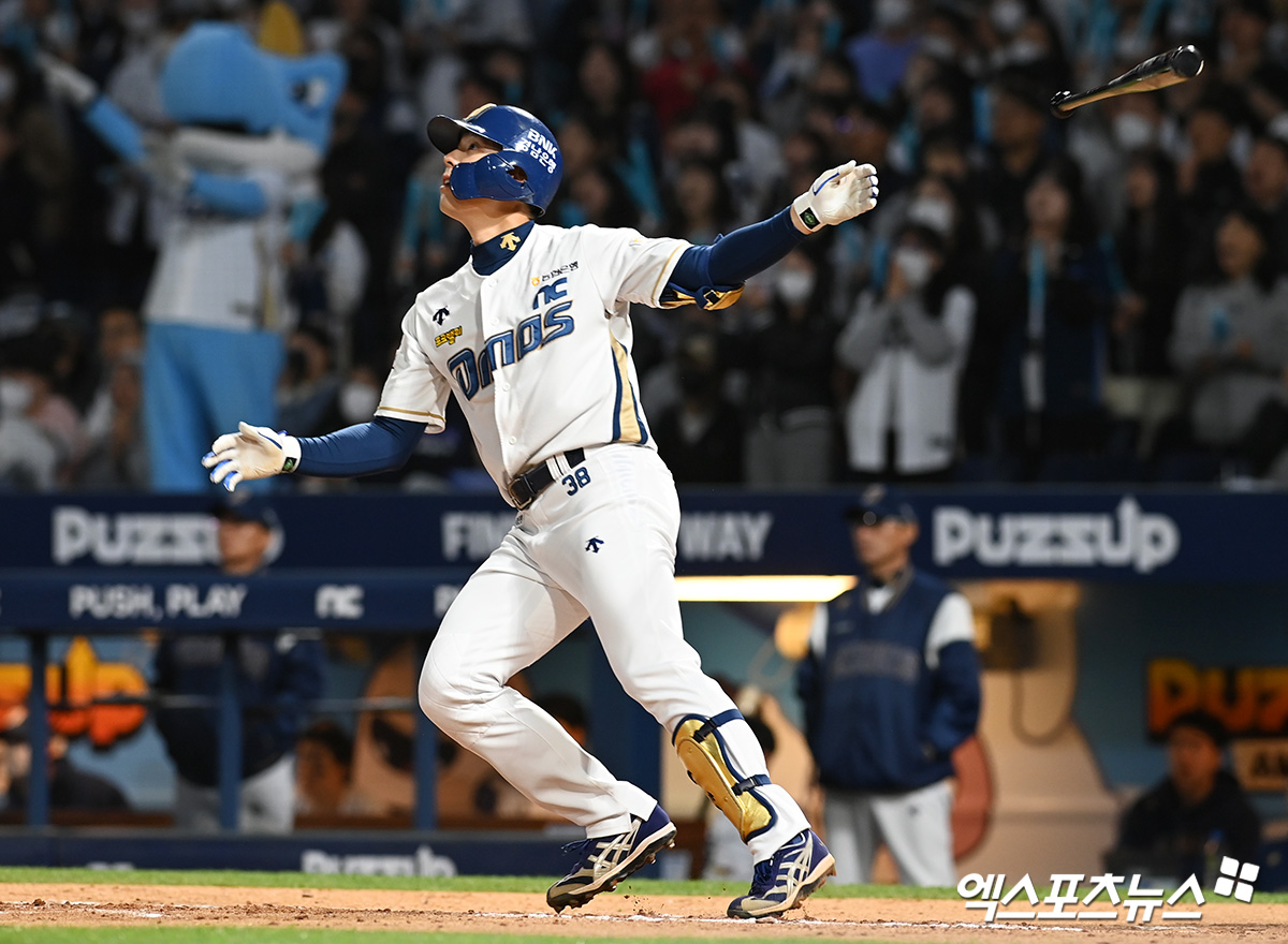 SSG 랜더스가 NC 다이노스와 7일 트레이드에 합의했다. NC에 2026 KBO 신인 드래프트 4라운드 지명권과 현금 5천만원을 넘기는 조건으로 외야수 김성욱을 영입했다. 김성욱은 2013년 1군 데뷔 이후 통산 2178타수 516안타 타율 0.237 78홈런 293타점 64도루 360득점 출루율 0.310 장타율 0.398을 기록했다. SSG는 즉시 전력감을 확보하기 위해 트레이드가 추진됐다고 설명했다. 엑스포츠뉴스 DB