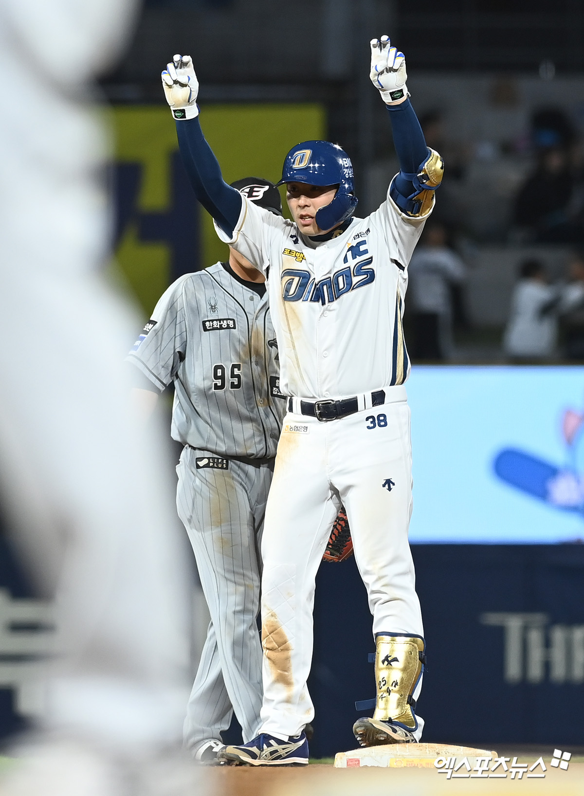 SSG 랜더스가 NC 다이노스와 7일 트레이드에 합의했다. NC에 2026 KBO 신인 드래프트 4라운드 지명권과 현금 5천만원을 넘기는 조건으로 외야수 김성욱을 영입했다. 김성욱은 2013년 1군 데뷔 이후 통산 2178타수 516안타 타율 0.237 78홈런 293타점 64도루 360득점 출루율 0.310 장타율 0.398을 기록했다. SSG는 즉시 전력감을 확보하기 위해 트레이드가 추진됐다고 설명했다. 엑스포츠뉴스 DB