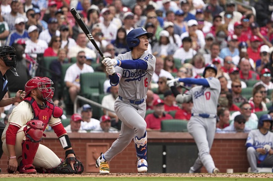 LA 다저스 유틸리티 플레이어 김혜성이 8일 2025 메이저리그 세인트루이스전에 9번 타자 중견수로 선발 출전해 4타수 2안타 1도루를 기록했다. 발목 부상으로 4경기 만에 다시 경기에 출전한 김혜성은 KBO리그 MVP 출신 에릭 페디와 맞대결에서 안타 한 개를 생산했다. 연합뉴스