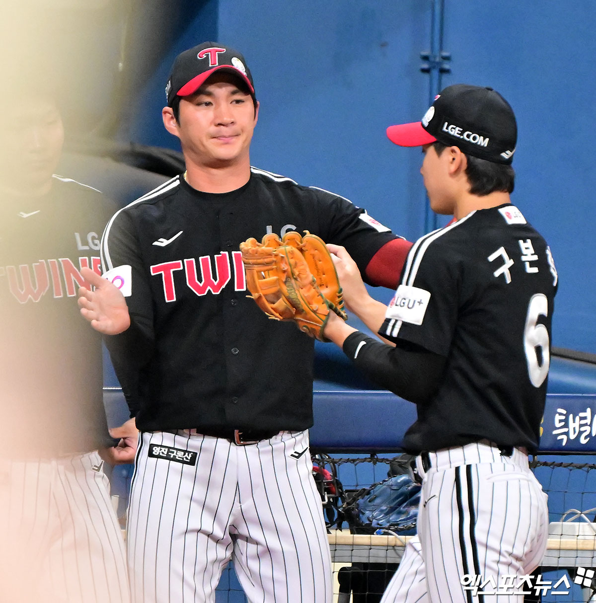 7일 오후 서울 구로구 고척스카이돔에서 열린 '2025 신한 SOL Bank KBO리그' LG 트윈스와 키움 히어로즈의 경기, 키움이 8이닝 1실점을 기록한 알칸타라의 호투에 힘입어 LG에 4:1로 승리하며 4연승을 기록했다. LG 오지환이 이닝을 끝내고 들어오는 구본혁과 하이파이브를 하고 있다. 엑스포츠뉴스DB