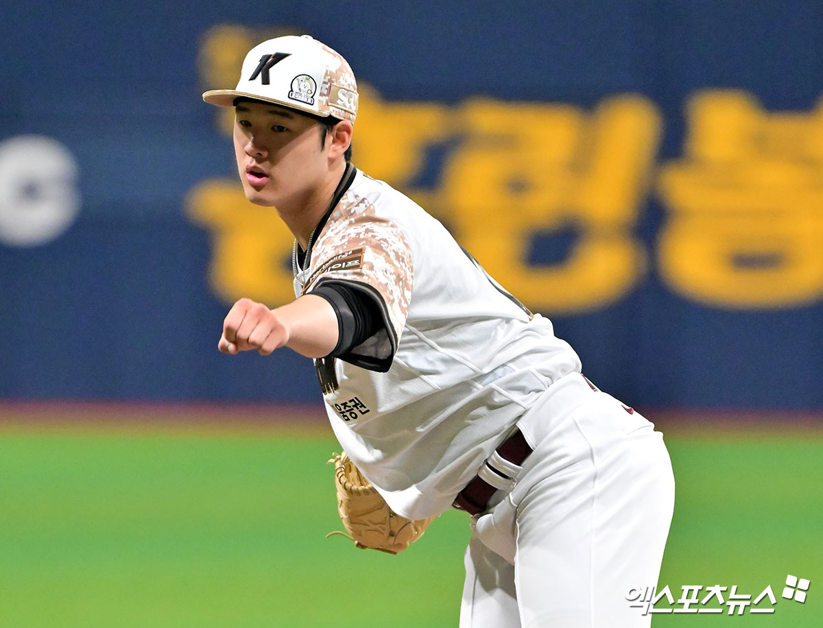 LG는 8일 서울 고척스카이돔에서 열린 2025 신한 SOL Bank KBO리그 키움과의 원정경기에서 7-2로 승리했다. 2연패에 빠지며 2위 한화 이글스에게 반 경기 차로 쫓겼던 LG는 이날 승리로 시즌 전적 38승1무25패를 만들고 1위를 사수했다. 키움은 연승 행진이 4경기에서 끝났다. 키움 선발 정현우가 투구하고 있다. 고척, 김한준 기자