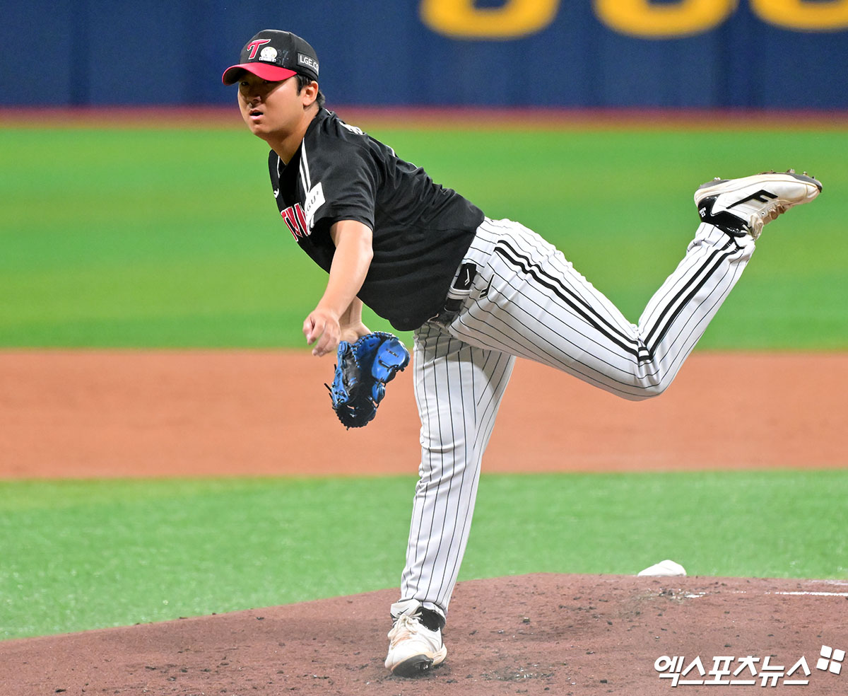LG는 8일 서울 고척스카이돔에서 열린 2025 신한 SOL Bank KBO리그 키움과의 원정경기에서 7-2로 승리했다. 2연패에 빠지며 2위 한화 이글스에게 반 경기 차로 쫓겼던 LG는 이날 승리로 시즌 전적 38승1무25패를 만들고 1위를 사수했다. 키움은 연승 행진이 4경기에서 끝났다. LG 선발 송승기가 투구하고 있다. 고척, 김한준 기자