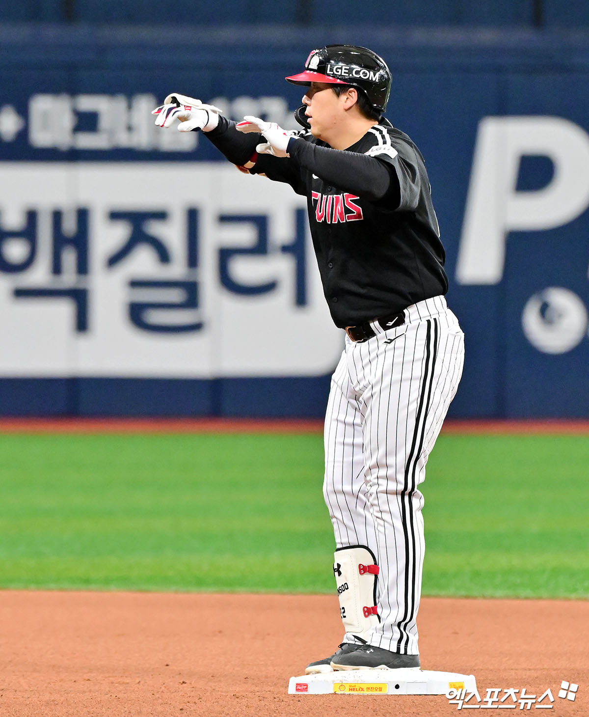 LG는 8일 서울 고척스카이돔에서 열린 2025 신한 SOL Bank KBO리그 키움과의 원정경기에서 7-2로 승리했다. 2연패에 빠지며 2위 한화 이글스에게 반 경기 차로 쫓겼던 LG는 이날 승리로 시즌 전적 38승1무25패를 만들고 1위를 사수했다. LG 베테랑 타자 김현수가 6회 1타점 적시 2루타를 쳐낸 뒤 세리머니하고 있다. 고척, 김한준 기자