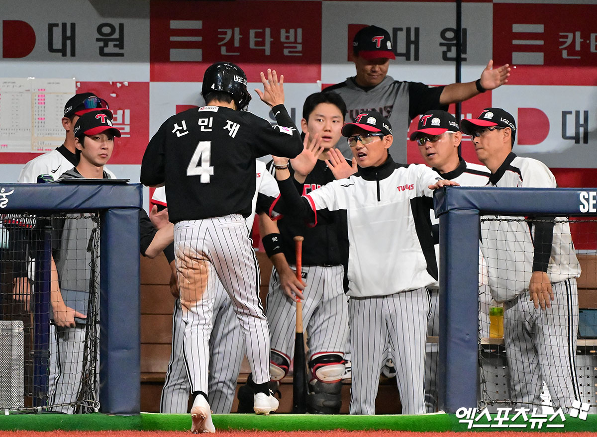 LG는 8일 서울 고척스카이돔에서 열린 2025 신한 SOL Bank KBO리그 키움과의 원정경기에서 7-2로 승리했다. 2연패에 빠지며 2위 한화 이글스에게 반 경기 차로 쫓겼던 LG는 이날 승리로 시즌 전적 38승1무25패를 만들고 1위를 사수했다. LG 신민재가 김현수의 6회 적시 2루타 때 홈을 밟은 뒤 세리머니하고 있다. 고척, 김한준 기자