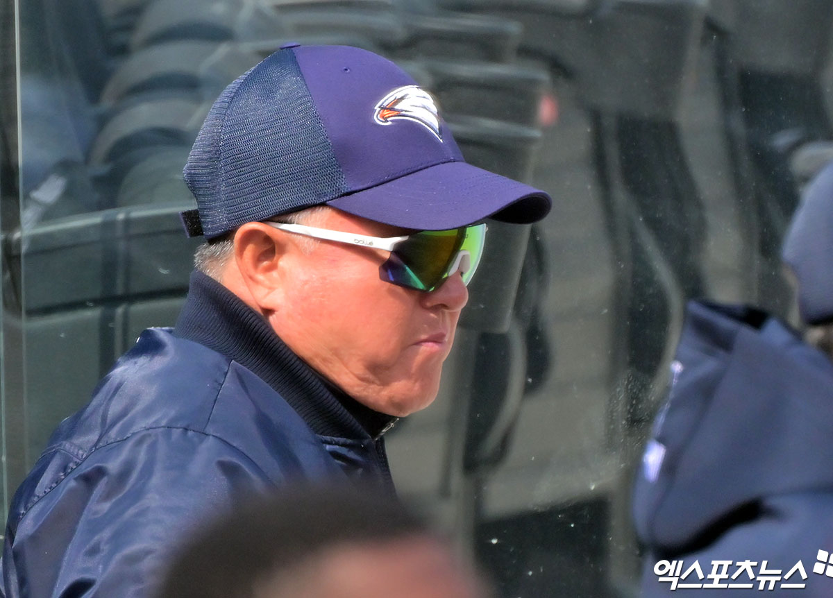 6일 오후 대전 한화생명 볼파크에서 열린 한화 청백전 경기, 한화 김경문 감독이 황준서의 투구를 지켜보고 있다. 엑스포츠뉴스 DB