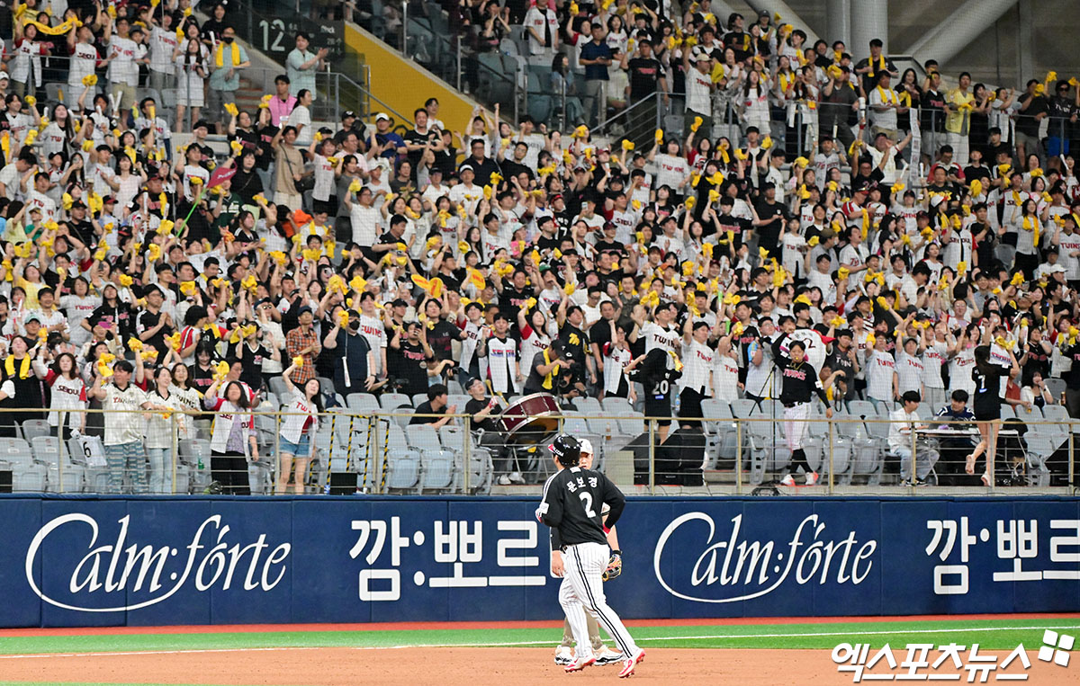 LG는 8일 서울 고척스카이돔에서 열린 2025 신한 SOL Bank KBO리그 키움과의 원정경기에서 7-2로 승리했다. 2연패에 빠지며 2위 한화 이글스에게 반 경기 차로 쫓겼던 LG는 이날 승리로 시즌 전적 38승1무25패를 만들고 1위를 사수했다. 키움은 연승 행진이 4경기에서 끝났다. LG 문보경이 7회 쐐기포를 터트린 뒤 LG 팬들 응원받으며 주루하고 있다. 고척, 김한준 기자