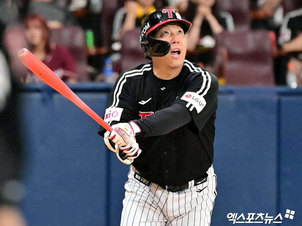 LG는 8일 서울 고척스카이돔에서 열린 2025 신한 SOL Bank KBO리그 키움과의 원정경기에서 7-2로 승리했다. 2연패에 빠지며 2위 한화 이글스에게 반 경기 차로 쫓겼던 LG는 이날 승리로 시즌 전적 38승1무25패를 만들고 1위를 사수했다. 키움은 연승 행진이 4경기에서 끝났다. LG 베테랑 타자 김현수가 7회 투런포를 쏘아올리고 있다. 고척, 김한준 기자