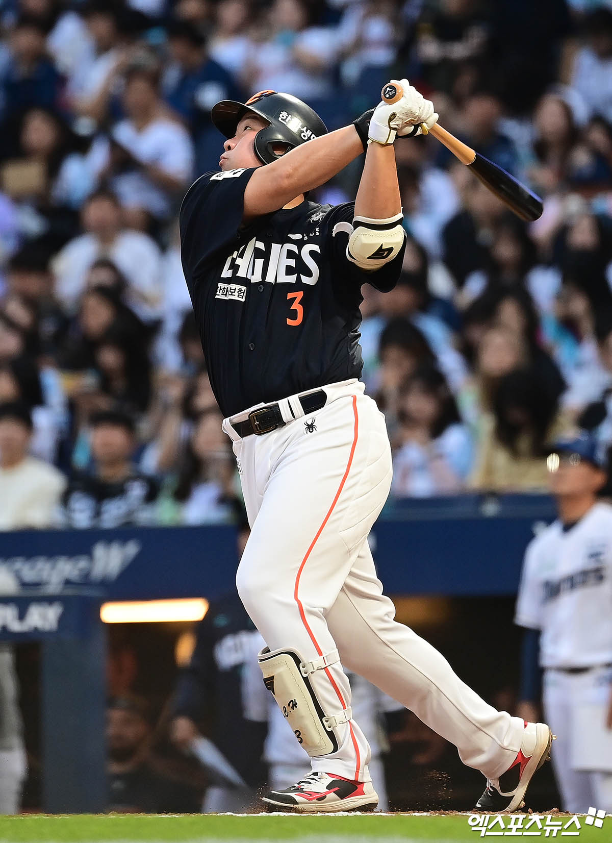 30일 오후 경상남도 창원NC파크에서 열린 '2025 신한 SOL Bank KBO리그' 한화 이글스와 NC 다이노스의 경기, 3회초 한화 선두타자 안치홍이 타격하고 있다. 결과는 우익수 플라이 아웃. 엑스포츠뉴스 DB