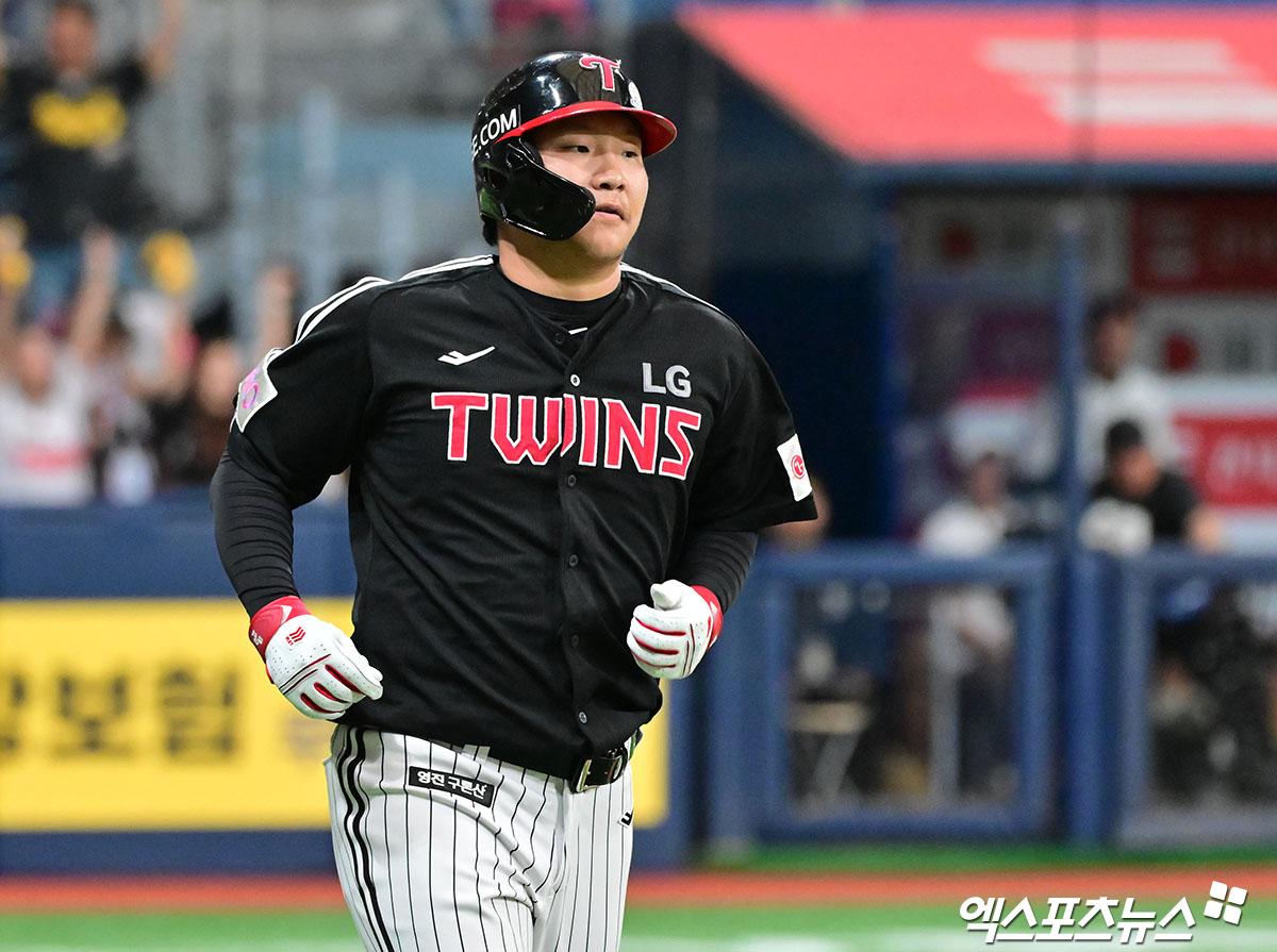 LG는 8일 서울 고척스카이돔에서 열린 2025 신한 SOL Bank KBO리그 키움과의 원정경기에서 7-2로 승리했다. 2연패에 빠지며 2위 한화 이글스에게 반 경기 차로 쫓겼던 LG는 이날 승리로 시즌 전적 38승1무25패를 만들고 1위를 사수했다. 키움은 연승 행진이 4경기에서 끝났다. LG 문보경이 7회 투런포를 날린 뒤 주루하고 있다. 고척, 김한준 기자