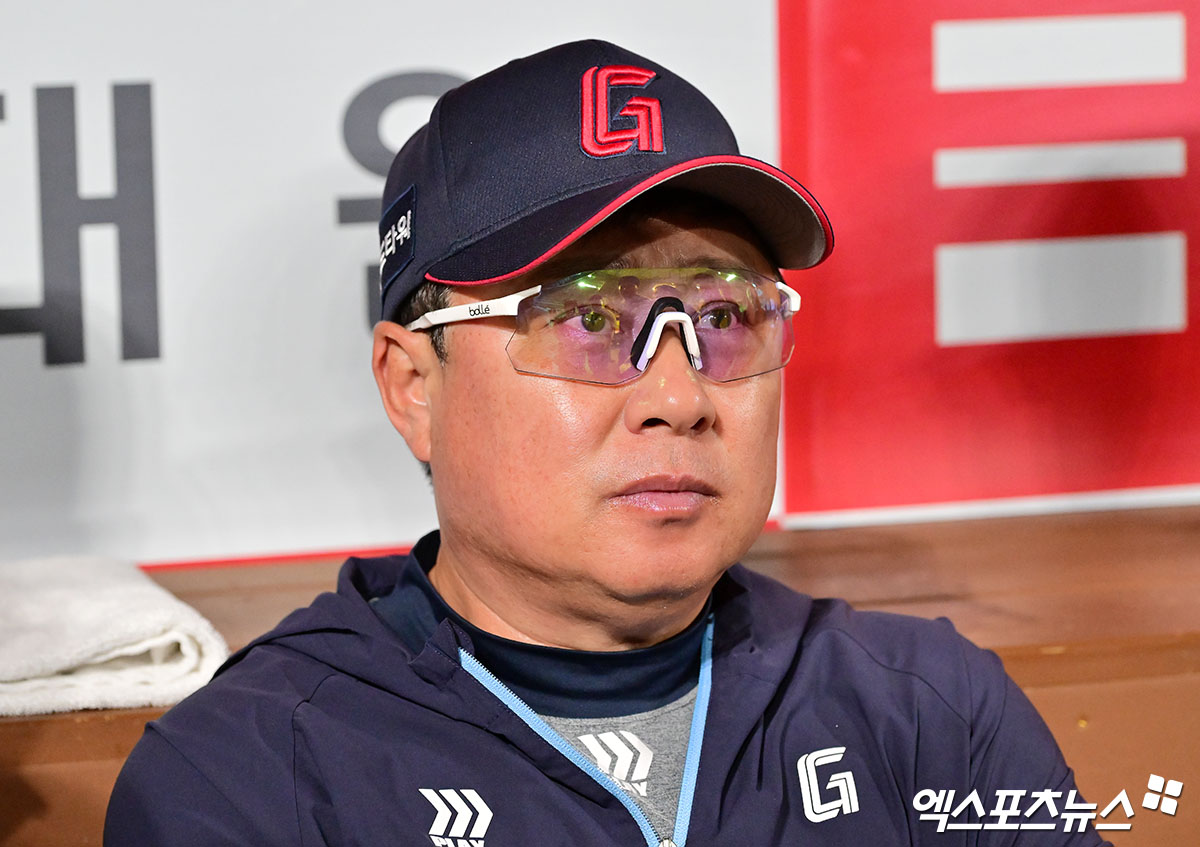 1일 오후 서울 구로구 고척스카이돔에서 열리는 '2025 신한 SOL Bank KBO리그' 롯데 자이언츠와 키움 히어로즈의 경기, 롯데 김태형 감독이 취재진과 대화를 나누고 있다. 엑스포츠뉴스 DB