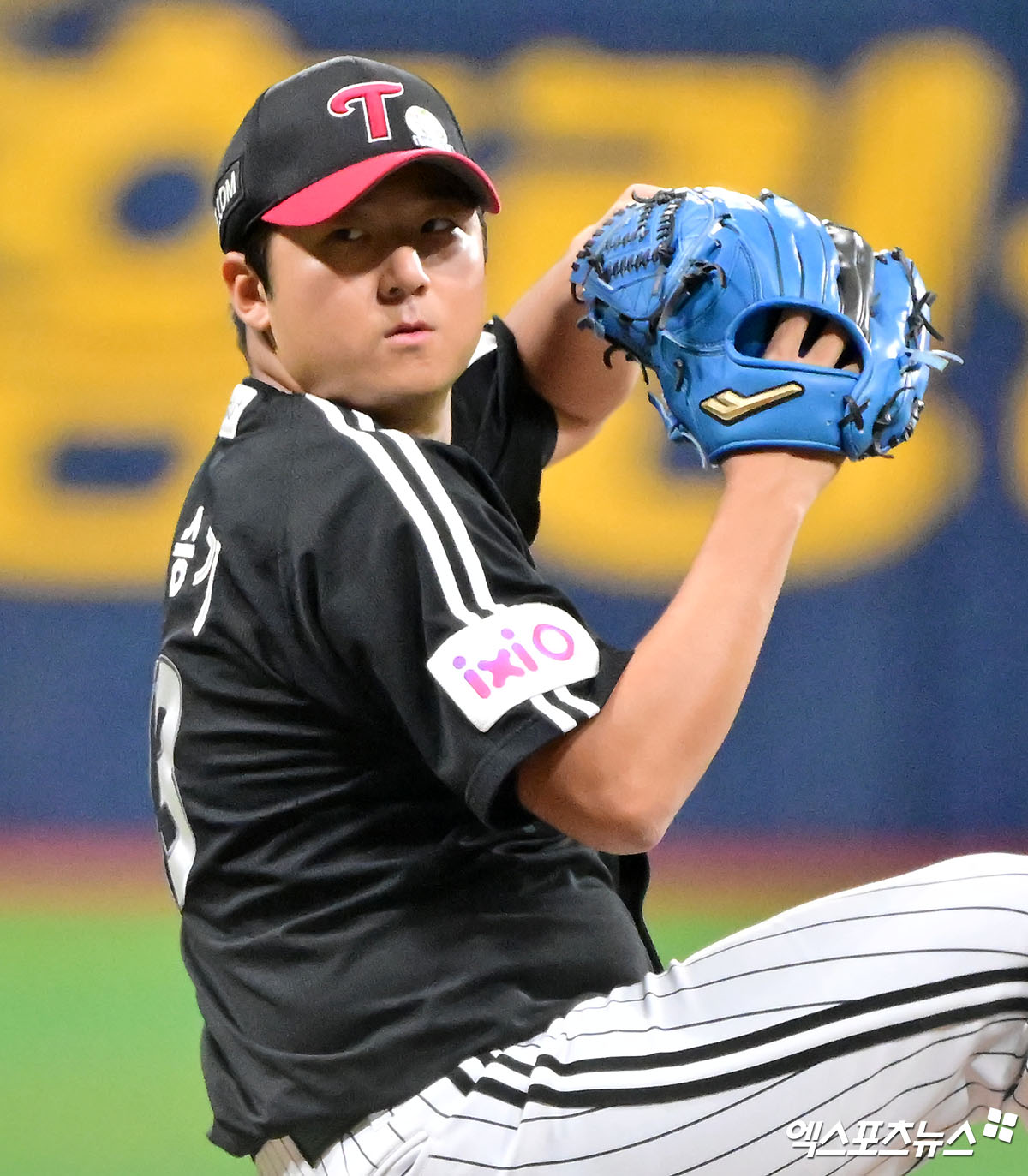 LG는 8일 서울 고척스카이돔에서 열린 2025 신한 SOL Bank KBO리그 키움과의 원정경기에서 7-2로 승리했다. 2연패에 빠지며 2위 한화 이글스에게 반 경기 차로 쫓겼던 LG는 이날 승리로 시즌 전적 38승1무25패를 만들고 1위를 사수했다. 키움은 연승 행진이 4경기에서 끝났다. LG 선발 송승기가 투구 준비하고 있다. 고척, 김한준 기자