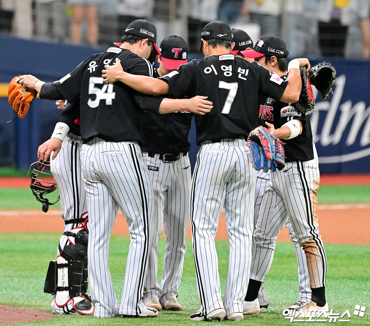 LG는 8일 서울 고척스카이돔에서 열린 2025 신한 SOL Bank KBO리그 키움과의 원정경기에서 7-2로 승리했다. 2연패에 빠지며 2위 한화 이글스에게 반 경기 차로 쫓겼던 LG는 이날 승리로 시즌 전적 38승1무25패를 만들고 1위를 사수했다. LG 선수들이 승리 뒤 세리머니하고 있다. 고척, 김한준 기자
