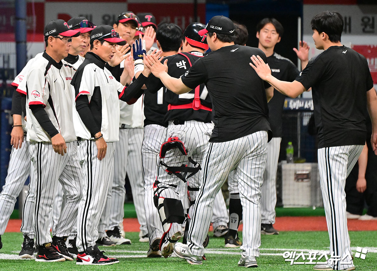 LG는 8일 서울 고척스카이돔에서 열린 2025 신한 SOL Bank KBO리그 키움과의 원정경기에서 7-2로 승리했다. 2연패에 빠지며 2위 한화 이글스에게 반 경기 차로 쫓겼던 LG는 이날 승리로 시즌 전적 38승1무25패를 만들고 1위를 사수했다. LG 선수들이 승리 뒤 세리머니하고 있다. 고척, 김한준 기자