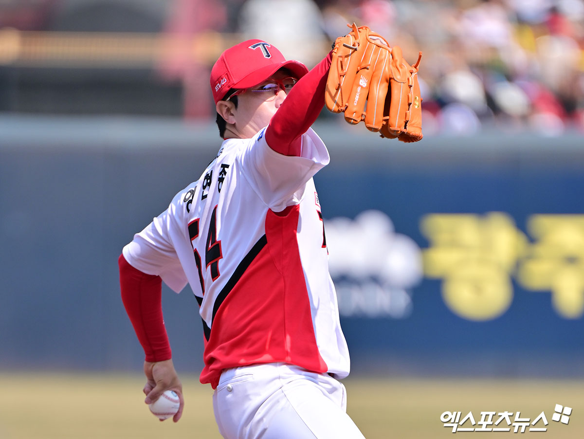 23일 오후 광주기아챔피언스필드에서 열린 '2025 신한 SOL Bank KBO리그' NC 다이노스와 KIA 타이거즈의 경기, 1회초 KIA 선발투수 양현종이 공을 힘차게 던지고 있다. 엑스포츠뉴스 DB