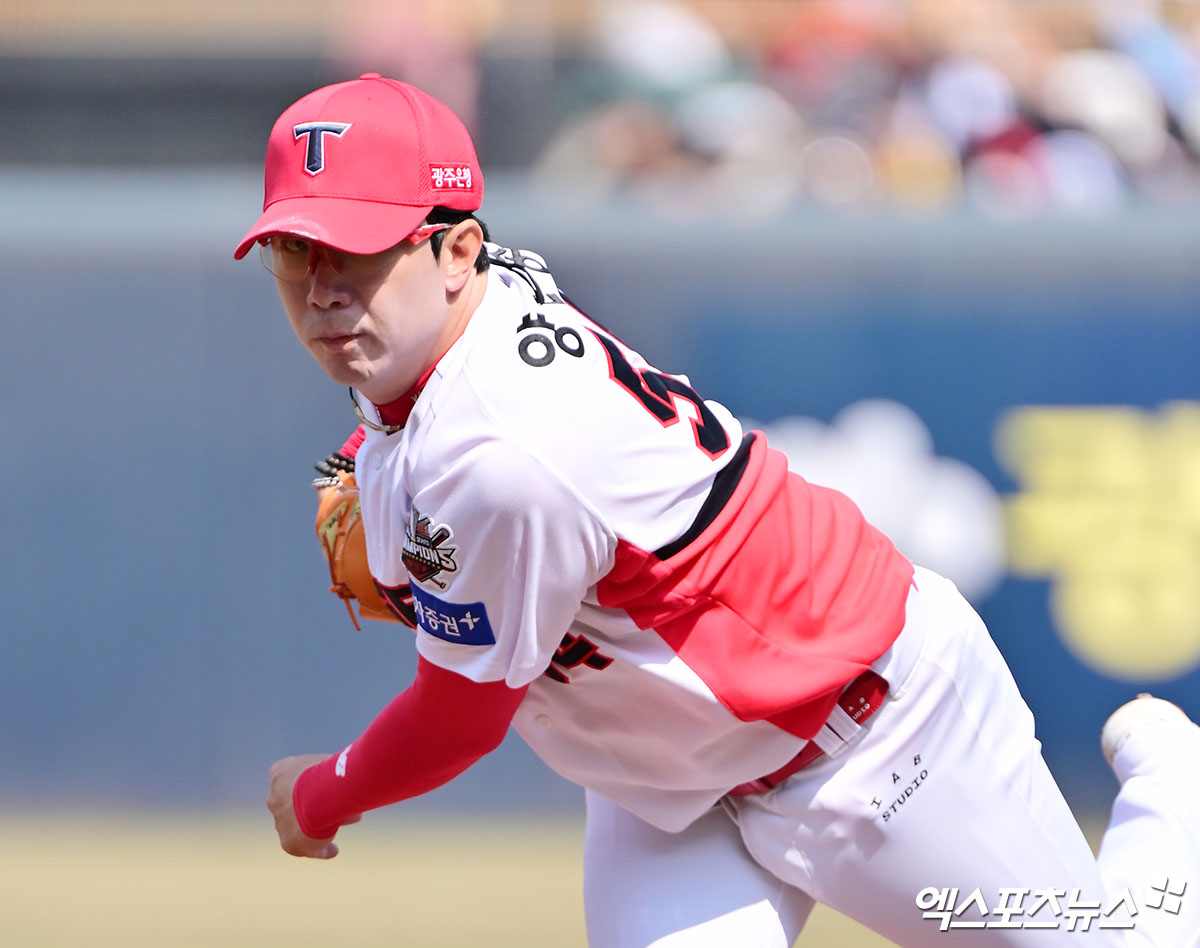 23일 오후 광주기아챔피언스필드에서 열린 '2025 신한 SOL Bank KBO리그' NC 다이노스와 KIA 타이거즈의 경기, 1회초 KIA 선발투수 양현종이 공을 힘차게 던지고 있다. 엑스포츠뉴스 DB