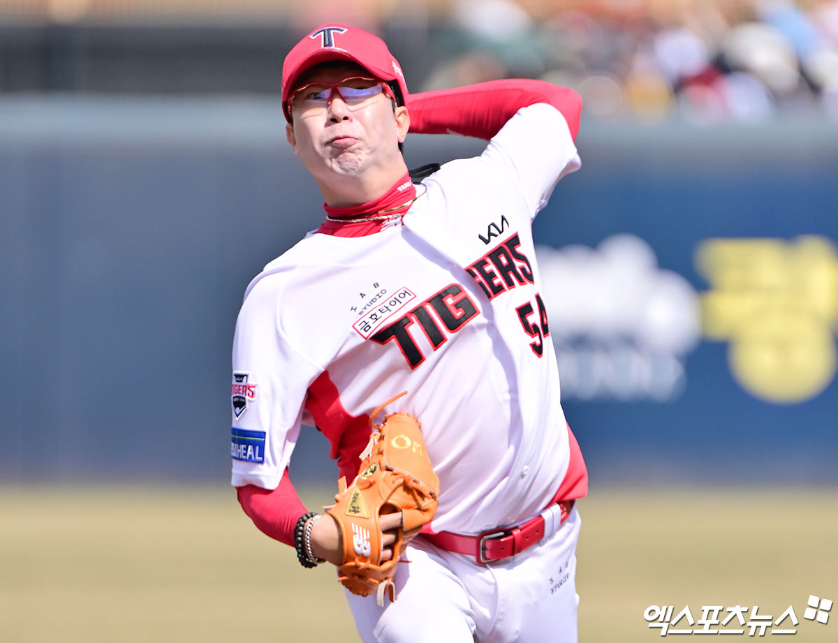 23일 오후 광주기아챔피언스필드에서 열린 '2025 신한 SOL Bank KBO리그' NC 다이노스와 KIA 타이거즈의 경기, 1회초 KIA 선발투수 양현종이 공을 힘차게 던지고 있다. 엑스포츠뉴스 DB